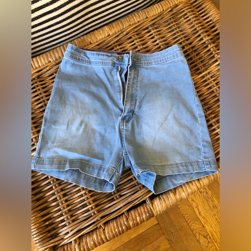 JC & JQ DENIM HIGHWAISTED SHORTS 🍑